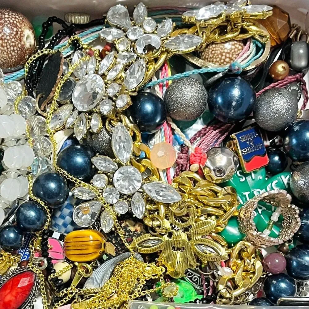 VTG - Now Repurpose Junk Jewelry Rhinestone Beads DIY Craft Supplies Box 1#10.8